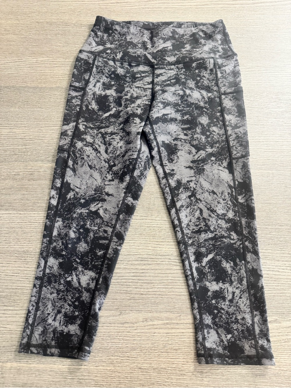 Oalka Black Camo Crop Leggings Size S Capri Pockets Yoga Pants Workout